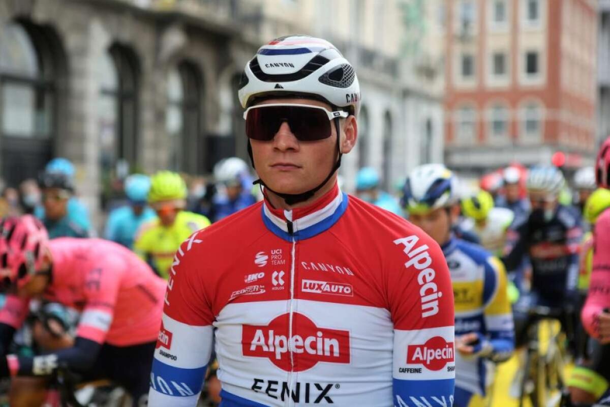 Van der Poel è la prima maglia rosa del Giro - 