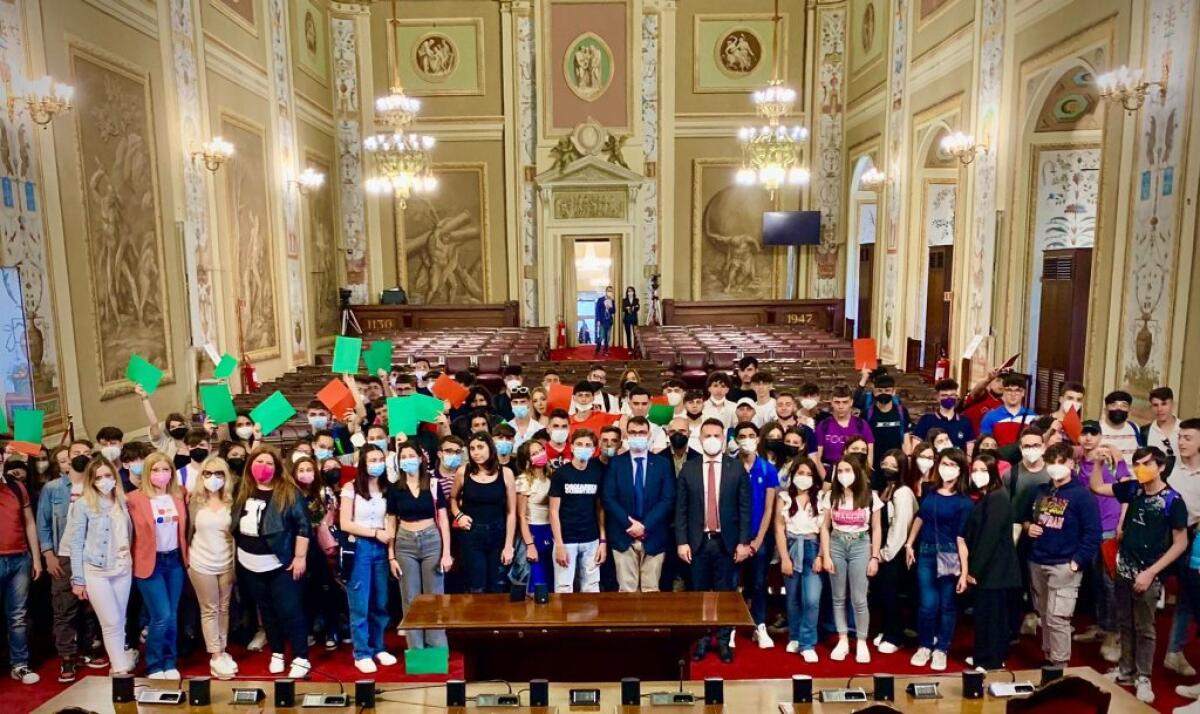 Studenti "Majorana" tra gli scranni dell'Ars, con Di Paola simulata seduta dell'Assemblea - Gli studenti all'Ars