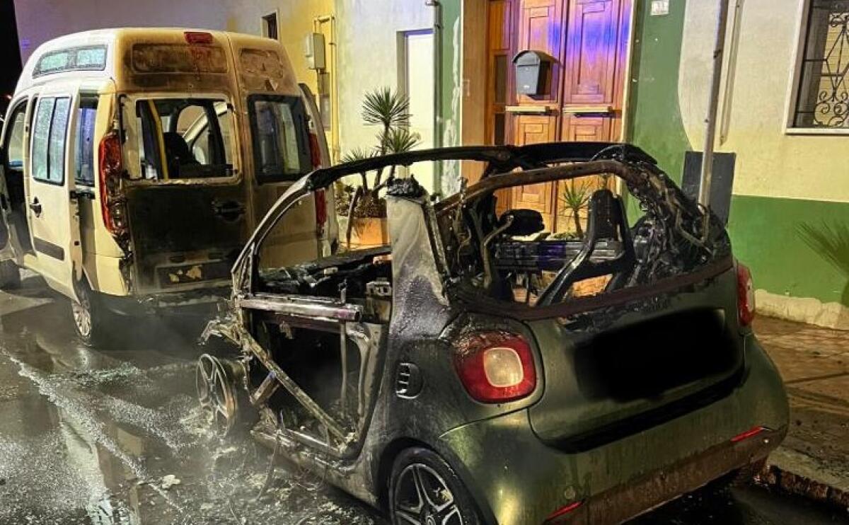 Iv: "Atti intimidatori sono inaccettabili, nessuno può voltarsi dall'altra parte" - Il primo incendio in via Romagnoli che a maggio ha distrutto l'auto di Pellegrino