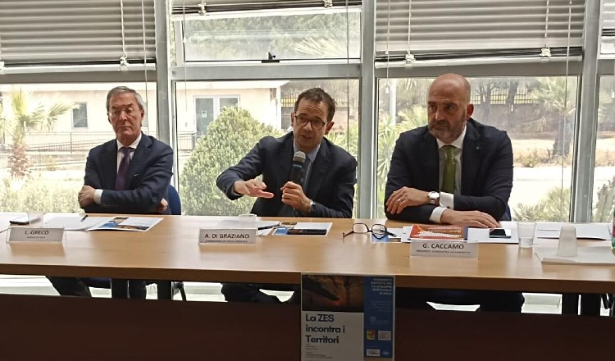 Zes, costituito comitato di indirizzo: "Ora si entra nella fase di piena operatività" - Greco, Di Graziano e il presidente di Sicindustria Caltanissetta Caccamo durante l'incontro della scorsa settimana