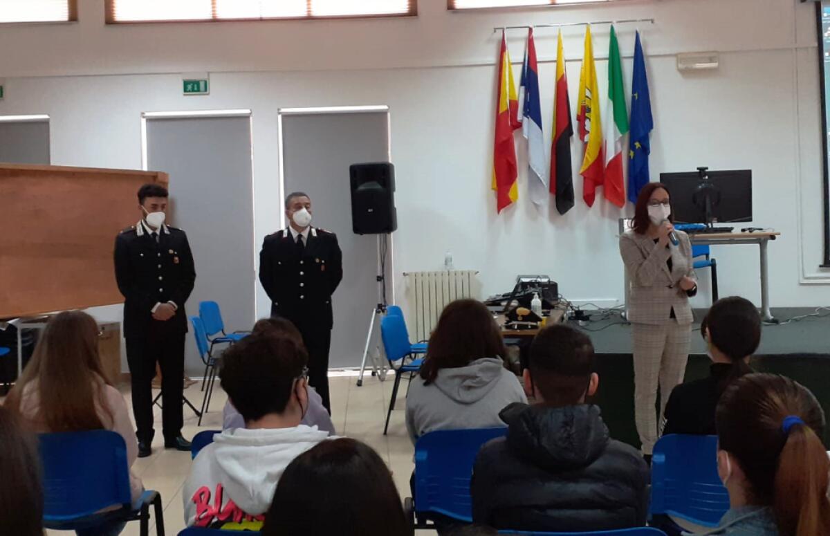 Come difendersi dal cyberbullismo, i carabinieri incontrano gli studenti - 