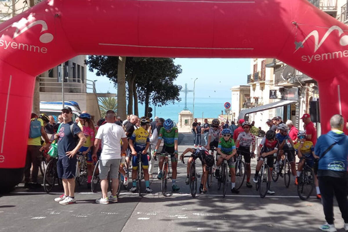 Ordinanza ignorata e valichi senza controllo, ecco cosa ha compromesso la gara di ciclismo - Nella foto: I ciclisti sullo schieramento di partenza della gara di ciclismo annullata. 