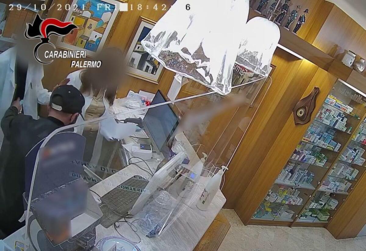 Rapine nelle farmacie del centro, due arresti a Palermo - 