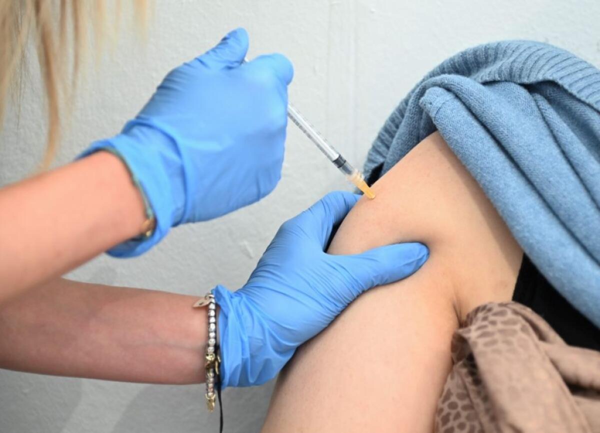 Covid, 17.744 nuovi casi e 34 decessi nelle ultime 24 ore in Italia - 