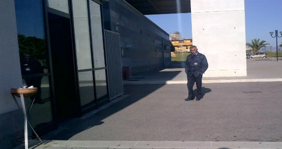 Uomo di 72 anni bloccato dai metronotte all'ingresso del tribunale con due coltelli - foto archivio