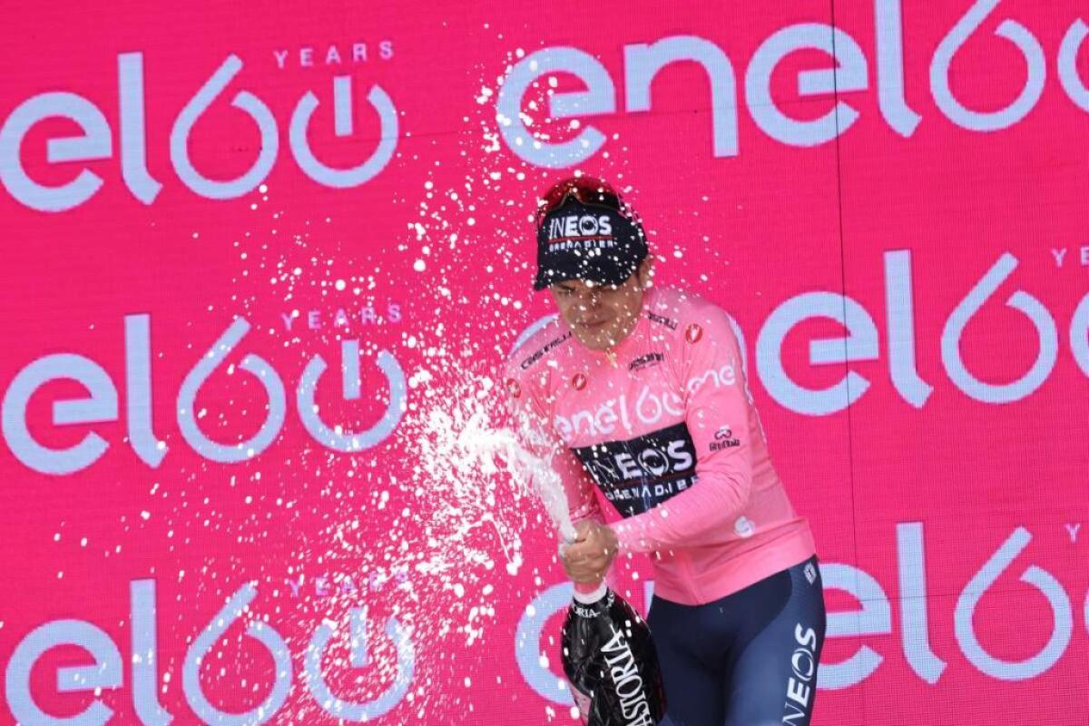 Hirt vince all’Aprica, Carapaz mantiene la maglia rosa - 