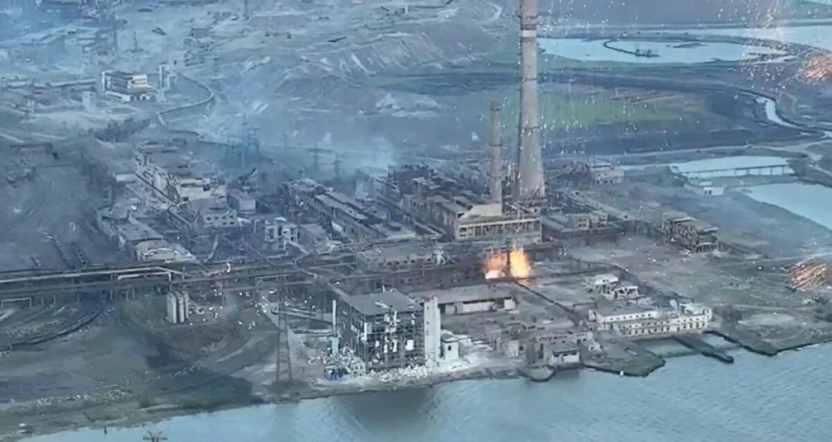 Ucraina, a Mariupol evacuazione dall’acciaieria Azovstal - 