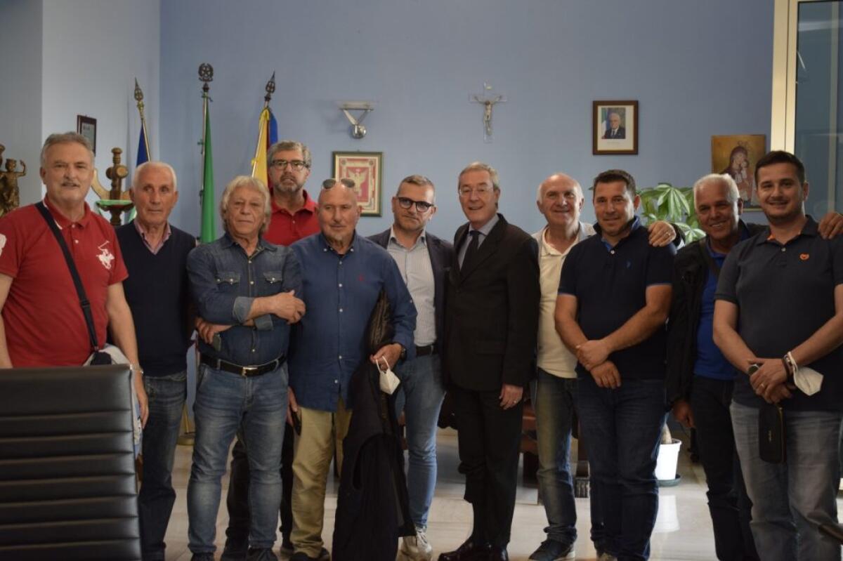 "Su termoutilizzatore non escludo referendum", Greco ha incontrato comitati quartiere - Il sindaco con alcuni rappresentanti dei comitati di quartiere