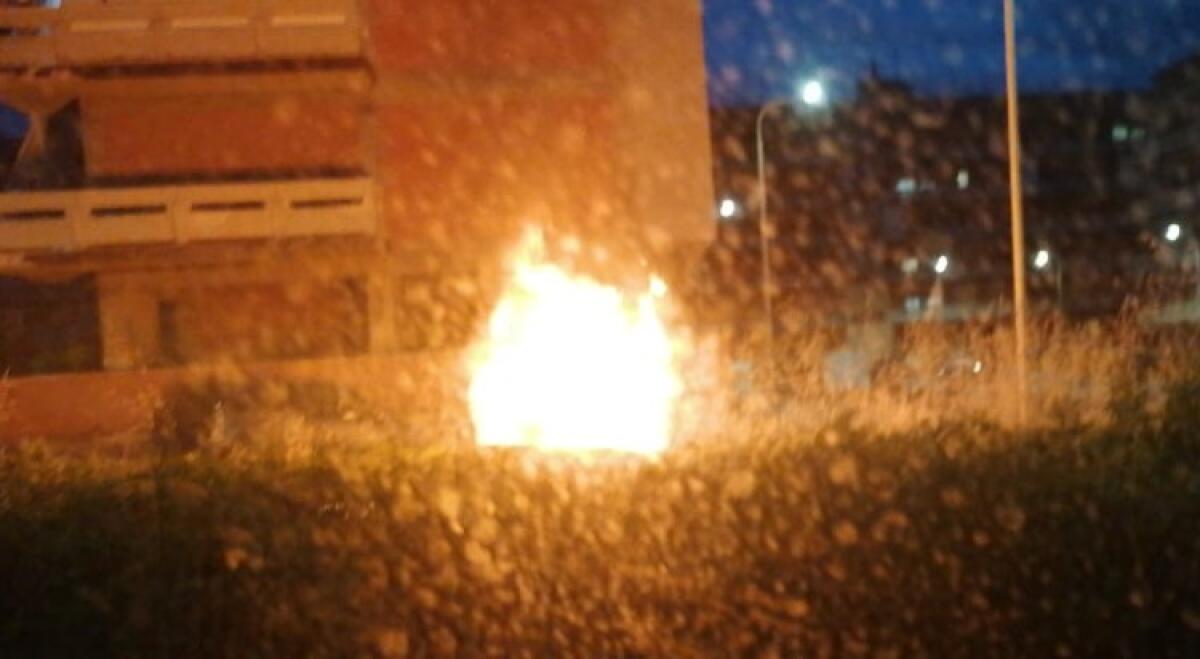 Fuoco a Scavone, aree incolte in fiamme a ridosso delle abitazioni - Le fiamme a Scavone