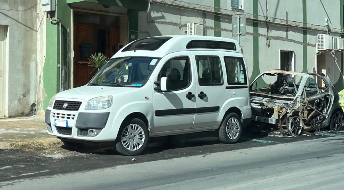 "Rabbia per quanto accaduto al consigliere", Greco: "Malviventi non avranno la meglio" - L'incendio nella notte