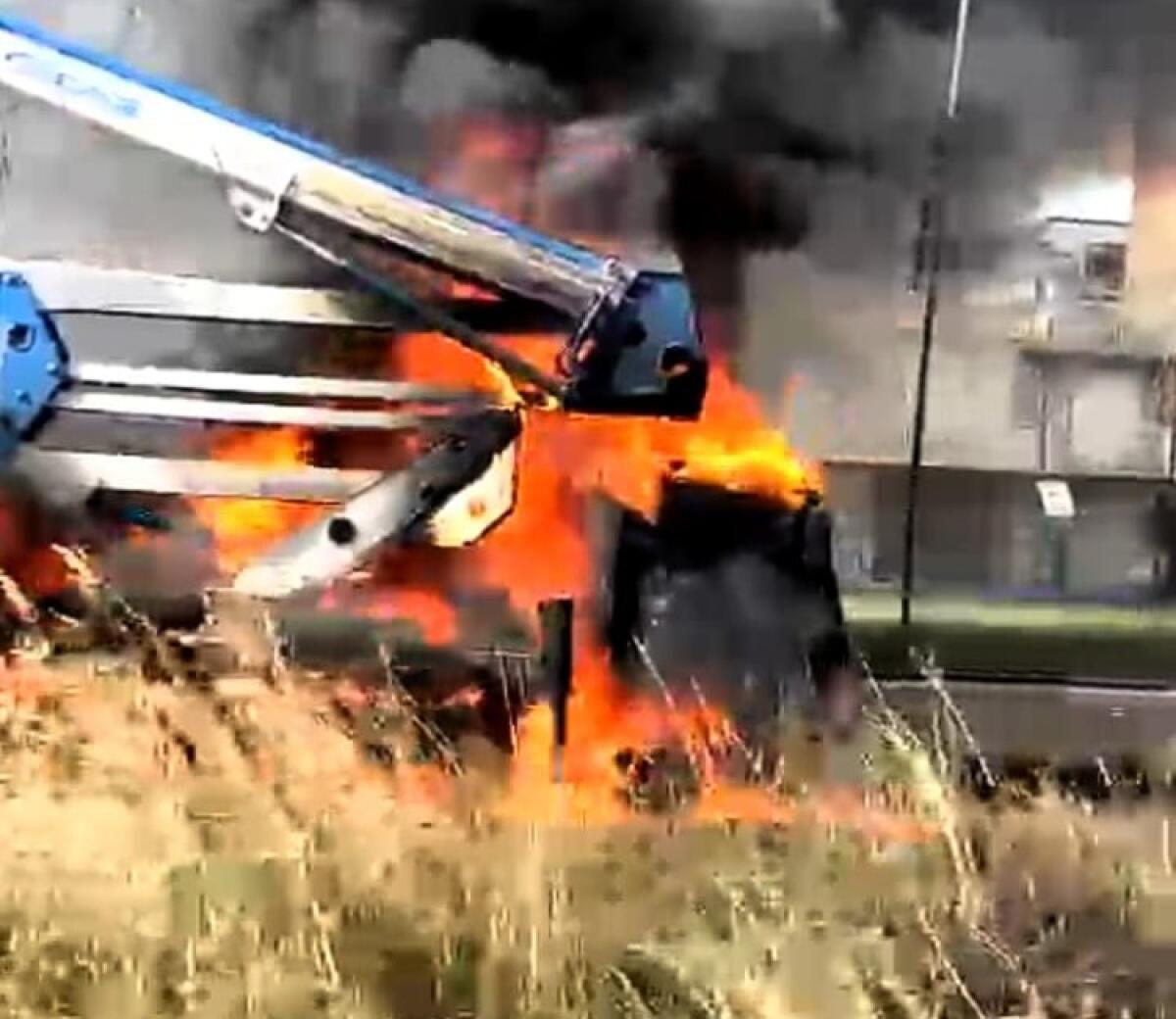 Emergenza incendi, a Settefarine distrutto cestello elevatore: pericolo aree incolte - Il cestello avvolto dalle fiamme