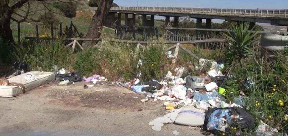 Rifiuti a Montelungo, tante aree nel degrado: Malluzzo, "mezzi per ripulire" - Ancora rifiuti a Montelungo