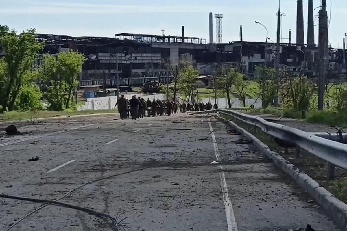 Ucraina, acciaieria Azovstal in mano ai russi, arresi i combattenti - 