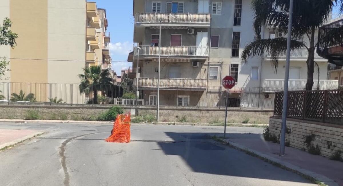 Falle in strada per tombini sprofondati, a Fondo Iozza interventi non effettuati - 