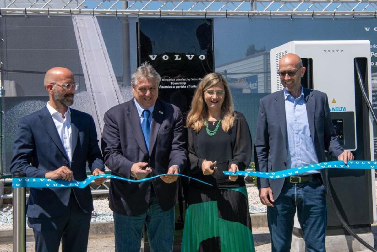Volvo, inaugurata la prima stazione di ricarica veloce nelle Marche - 