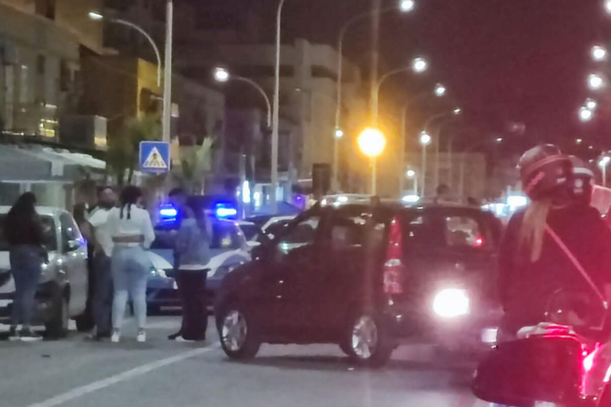 Incidente al lungomare, scooterista impatta contro una Fiat Panda - Nella foto in alto: la scenda dell'incidente stradale al lungomare. 