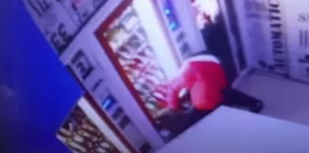Distributore automatico assaltato dai ladri di merendine, danni in centro storico - I ladri ripresi dai sistemi di videosorveglianza