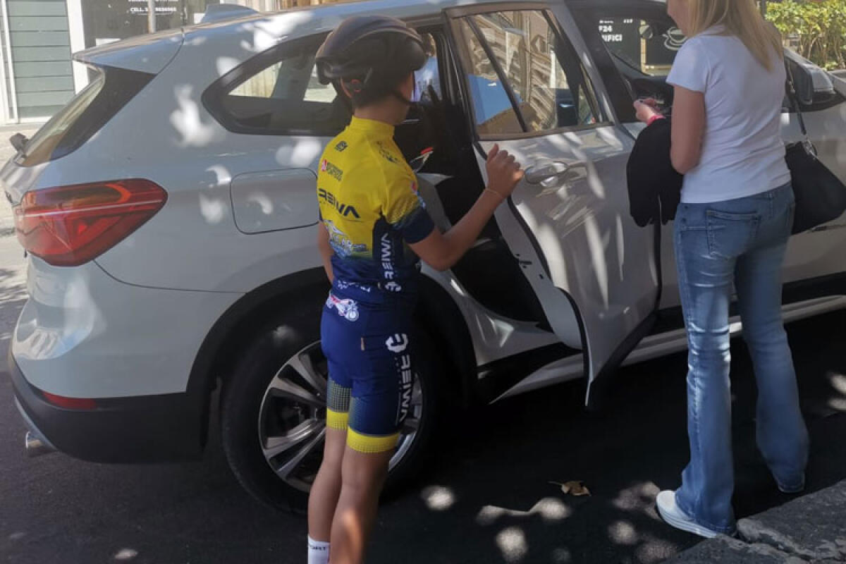 Sosta abusiva ferma il "Trofeo città di Gela", giovani ciclisti mortificati in città - Nella foto in alto: amarezza per un giovane ciclista giunto in città.