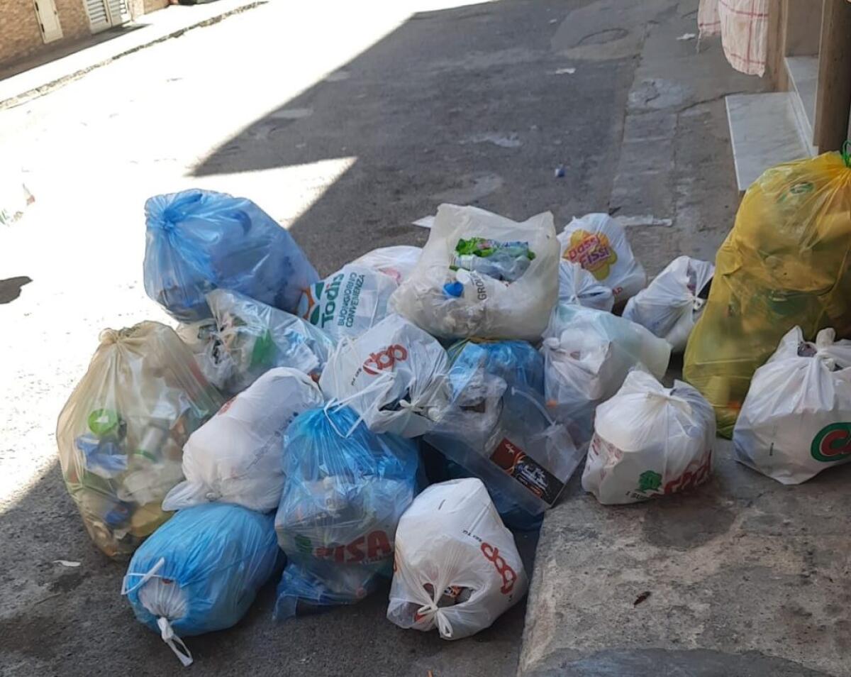 Disagi in via Calabria, rifiuti in strada lasciati davanti alle abitazioni - I rifiuti in strada