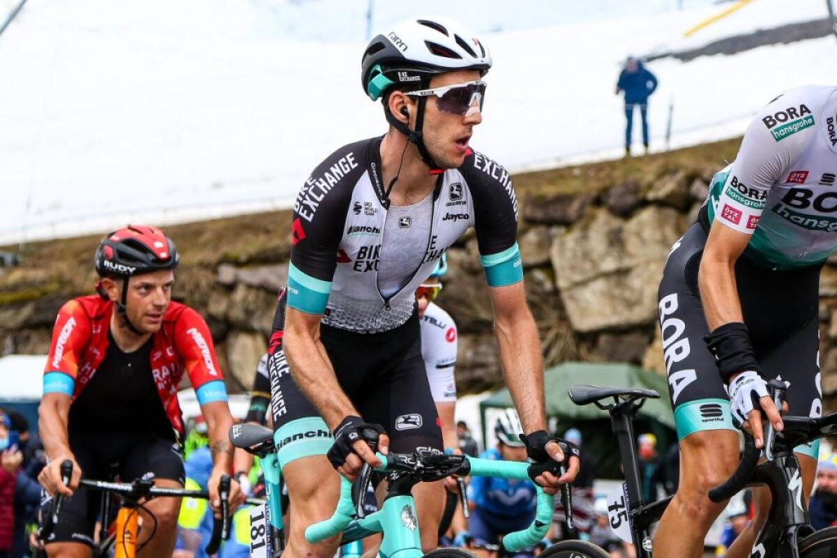 Simon Yates vince la crono di Budapest, Van der Poel resta in rosa - 