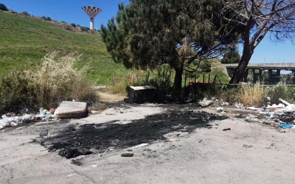 Rogo nella notte a Montelungo, distrutta una Jeep - Le tracce dell'incendio della notte a Montelungo