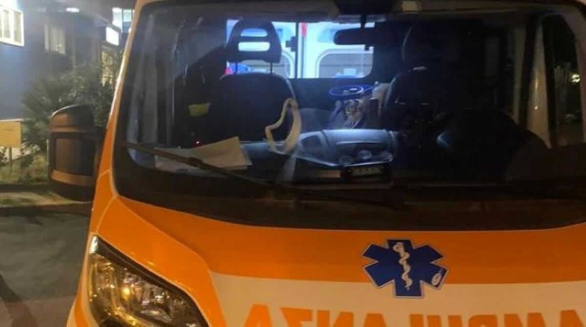 Si è lanciata dal balcone della sua abitazione, donna ferita: trasferita in ospedale -