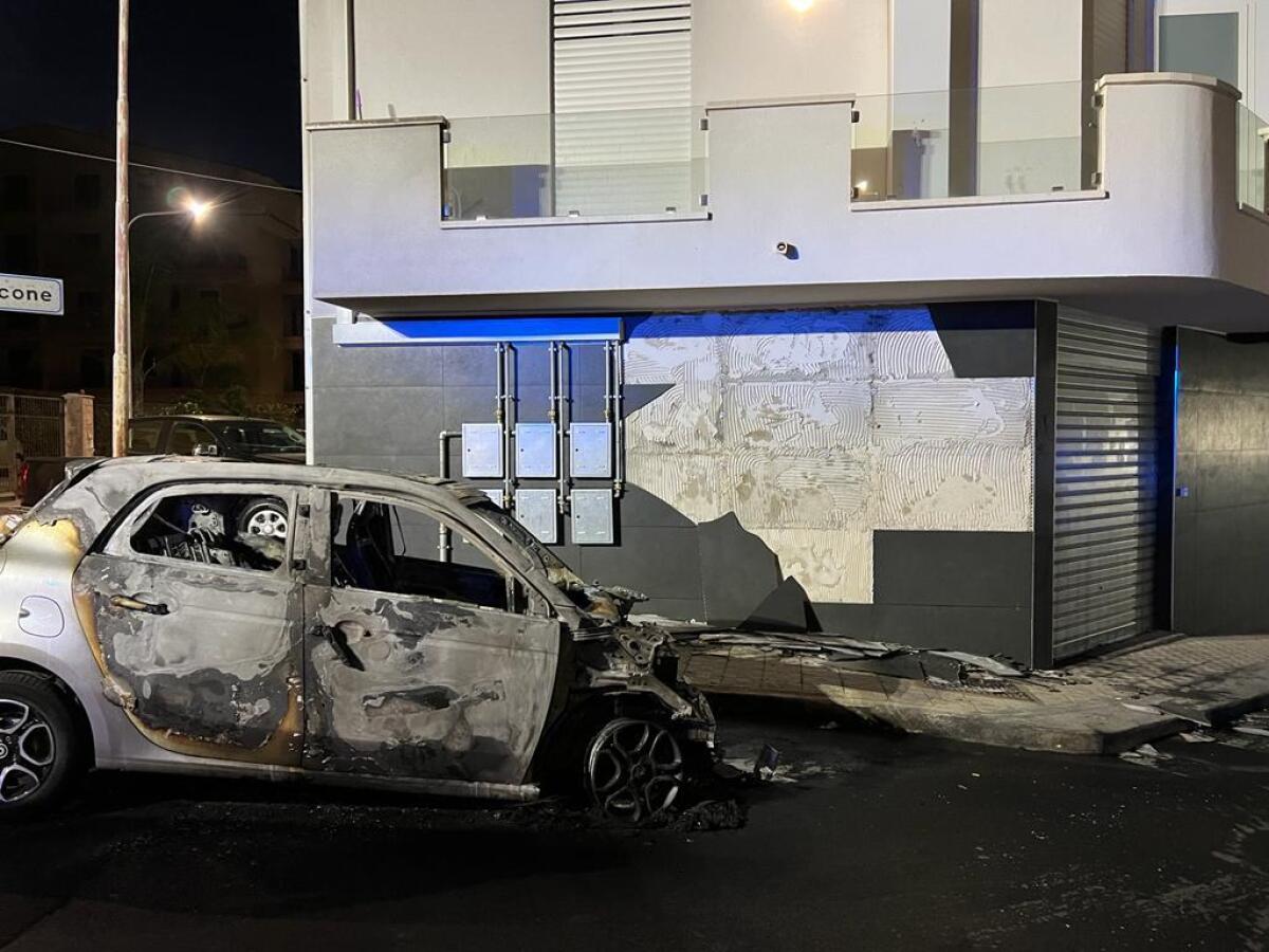 Smart in fiamme, danneggiato prospetto stabile: paura per il rischio di un'esplosione - 