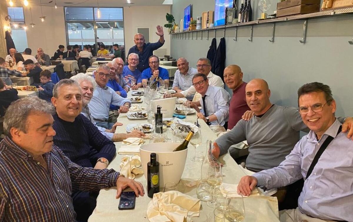 L'incontro a quarant'anni dal diploma, gli studenti di allora di nuovo insieme - Gli ex studenti si sono incontrati a quarant'anni dal diploma