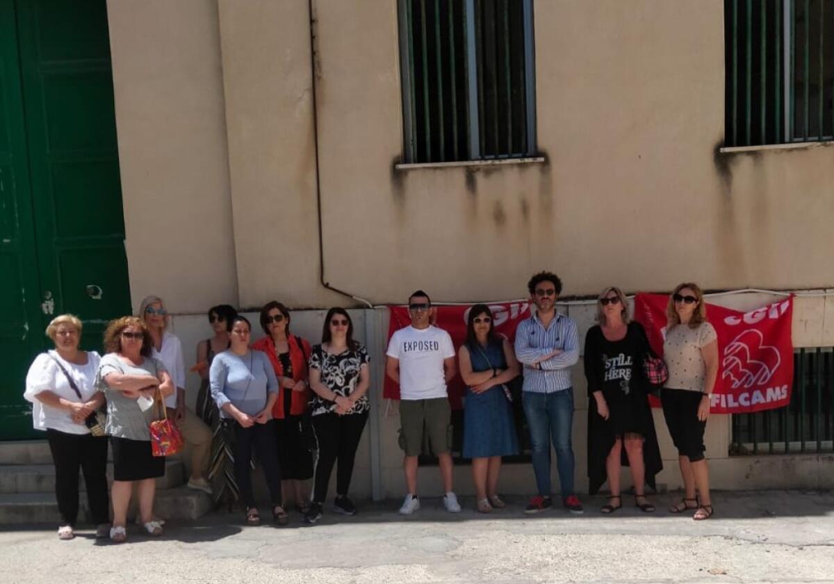 Refezione scolastica, sit in lavoratrici e Filcams: "Certezze sulla ripresa del servizio" - 