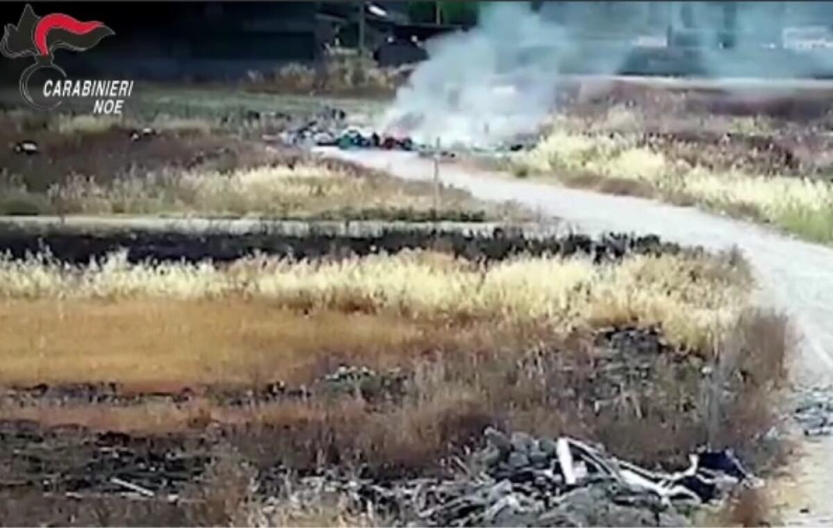 "Trazzere" diventate discariche, quindici indagati: sequestri aree e mezzi "padroncini" - Una delle aree dove si smaltivano i rifiuti