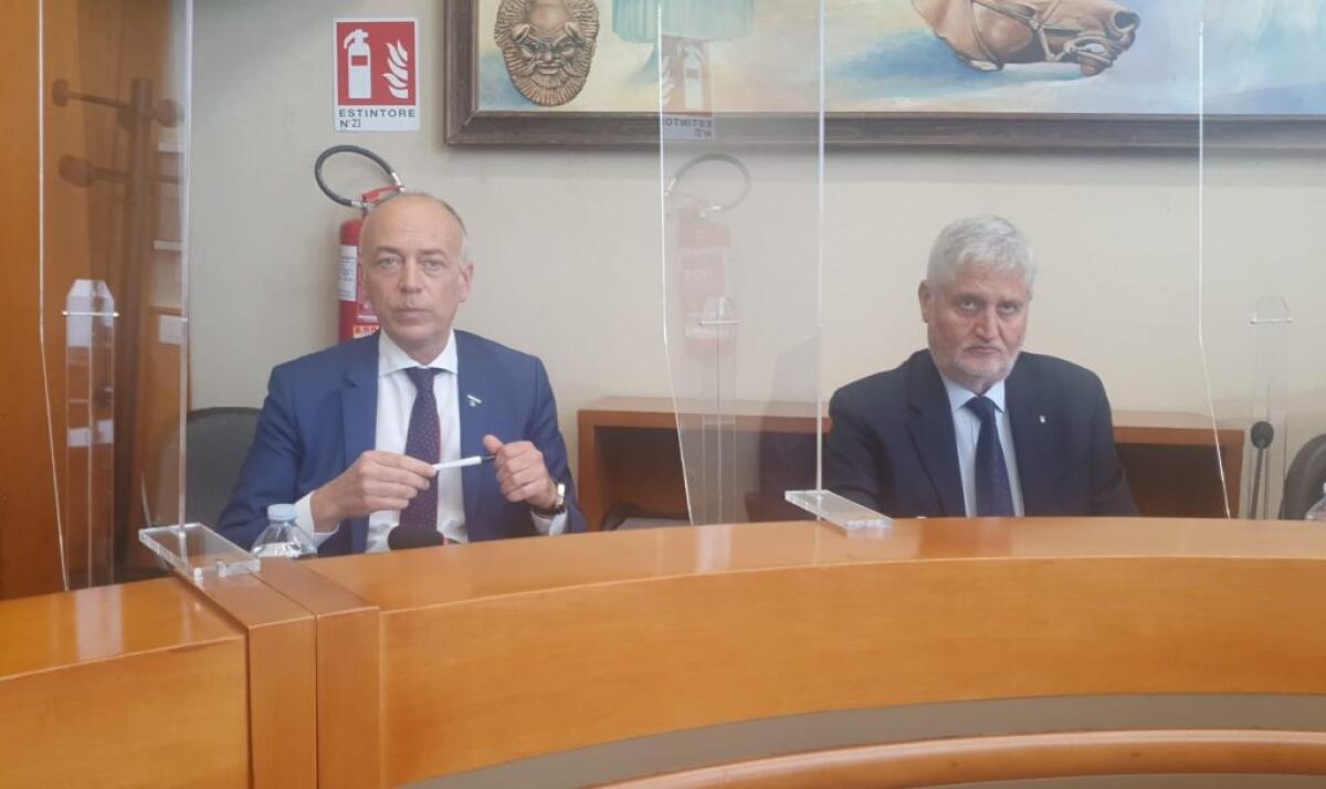 Arancio boccia progetto, no da movimenti: Romano, "io malato oncologico, si pensi ad altro" - Il senatore grillino Pietro Lorefice e il commissario dem Giuseppe Arancio