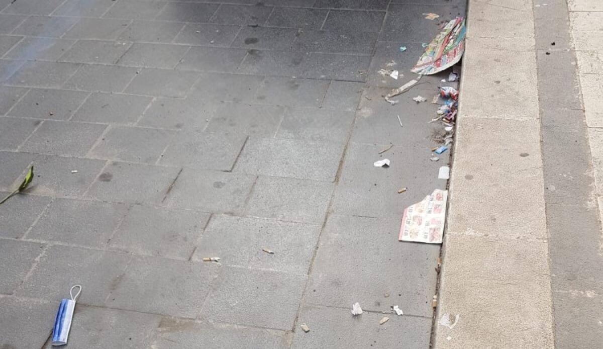 Strade sporche in corso Aldisio, esercenti costretti a pulire da soli: rifiuti nelle fioriere - Un tratto di corso Aldisio