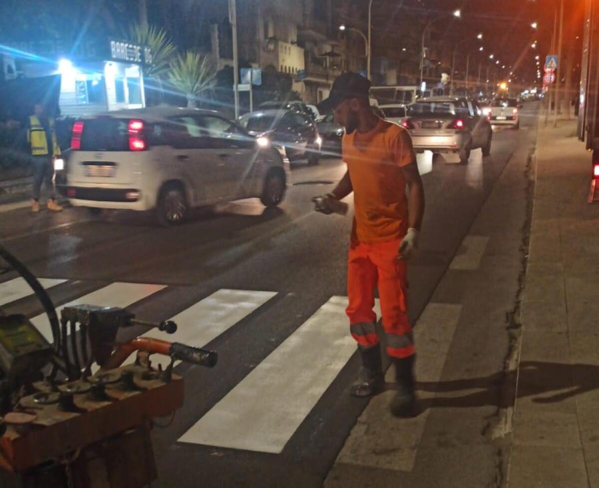 Segnaletica, in nottata interventi sul lungomare: lavori per il ripristino - Il ripristino della segnaletica orizzontale