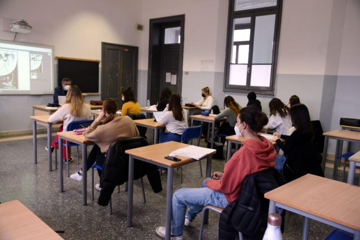 Scuola, le nuove misure su mascherine e distanziamento per gli esami - 