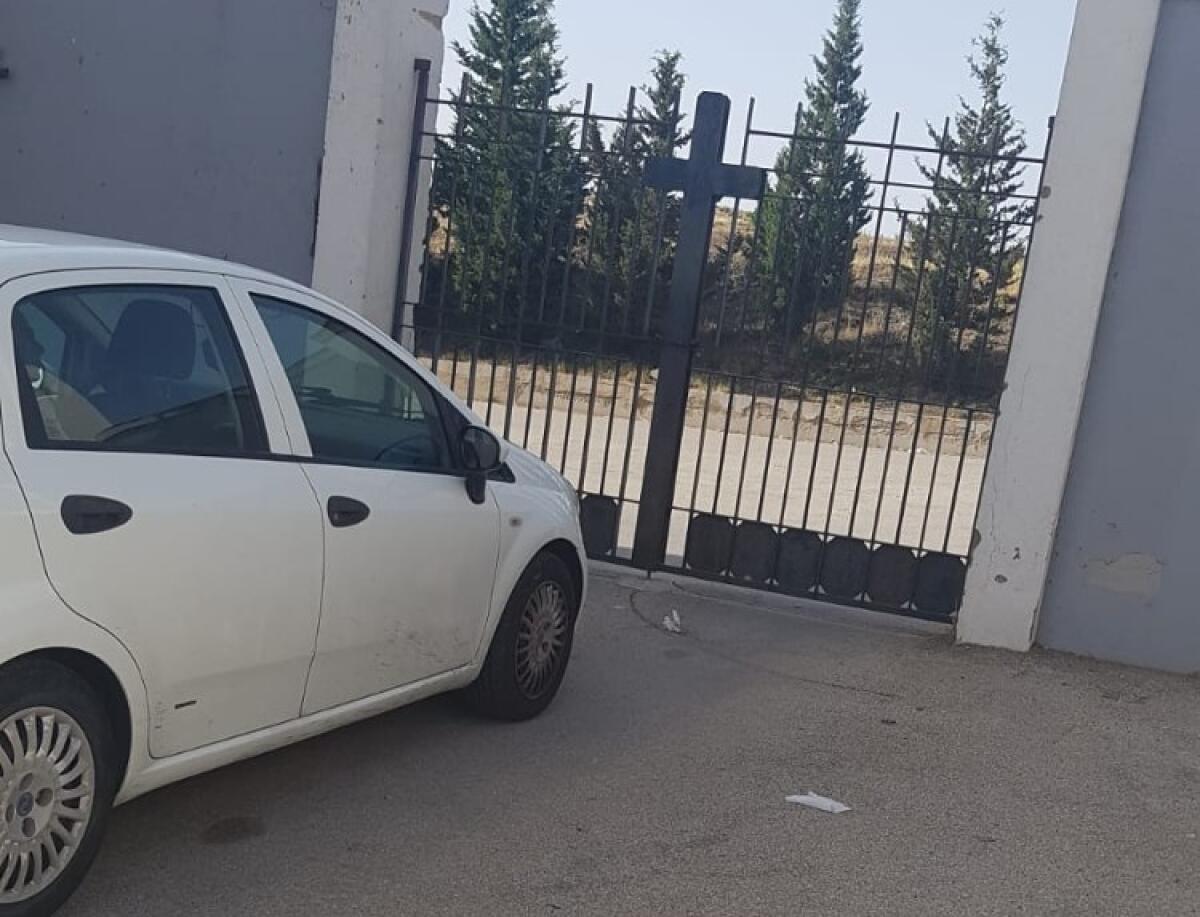 Cancelli chiusi a Farello, due famiglie rimaste dentro al cimitero - I cancelli chiusi