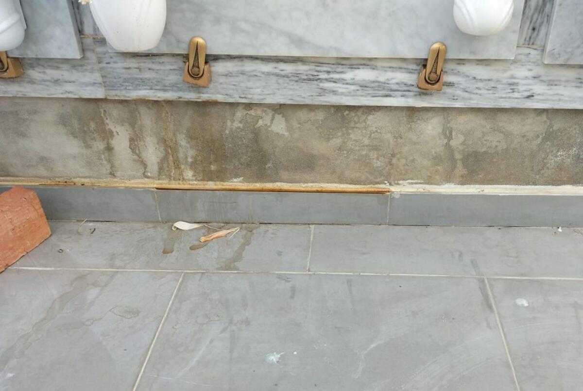 Farello, liquido fuoriesce da uno dei loculi del cimitero - 