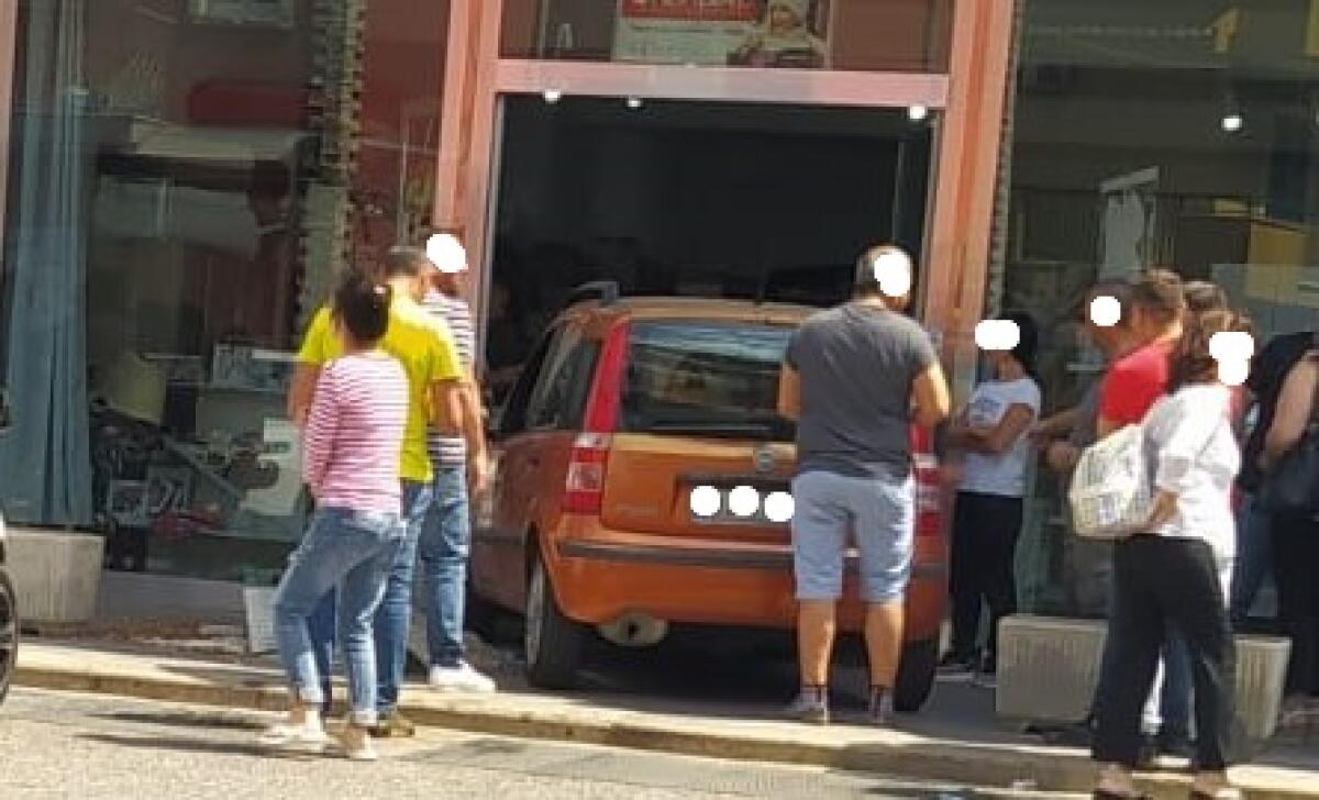 Paura in via Borromini, auto contro un'attività commerciale - L'auto contro l'attività commerciale