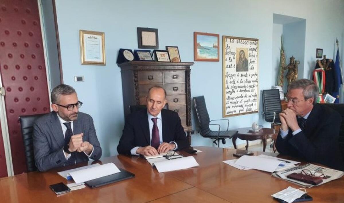 "Non si ripetano più assenze della Regione", Greco: "Su impianto rifiuti nulla è deciso" - Il sindaco con i manager delle società che hanno proposto il progetto