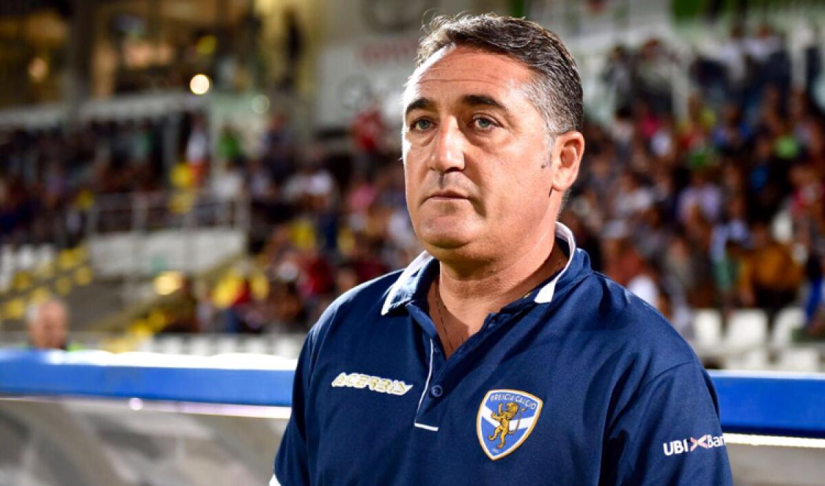 Roberto Boscaglia vicino alla panchina del Foggia - 