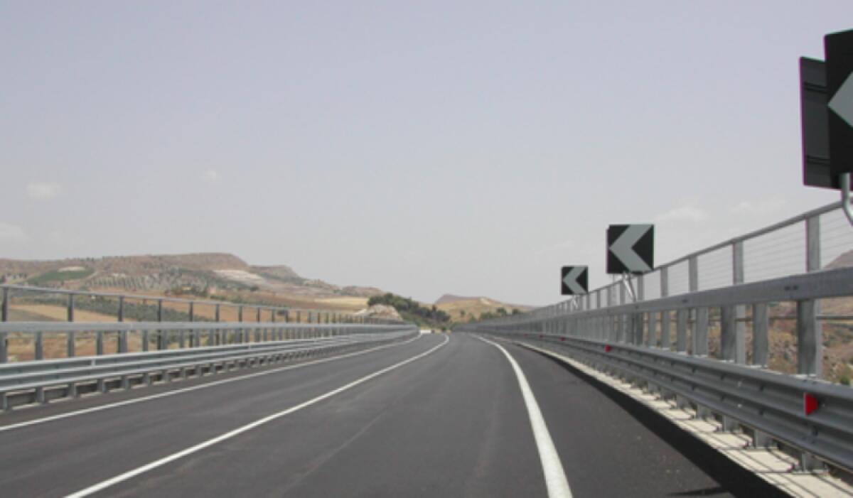 Frontale sulla 626, due auto in fiamme: tre donne ferite trasferite al "Vittorio Emanuele" - Immagini di repertorio