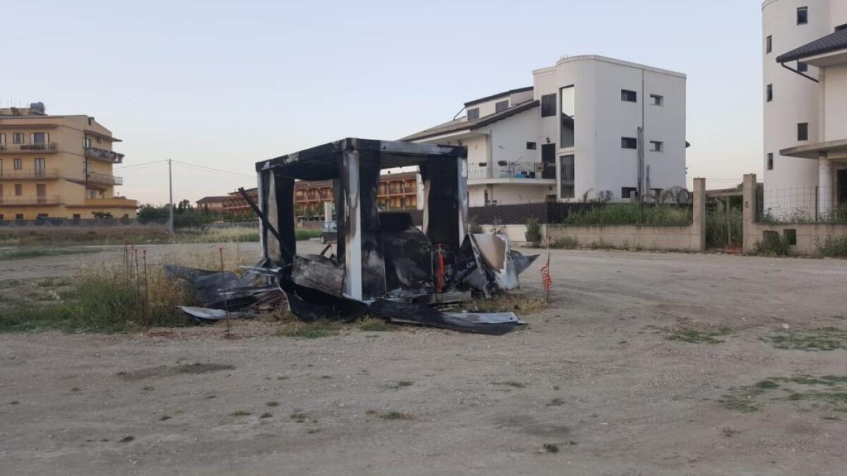 Incendio nel cantiere di via Martinica, container distrutto dalle fiamme - 