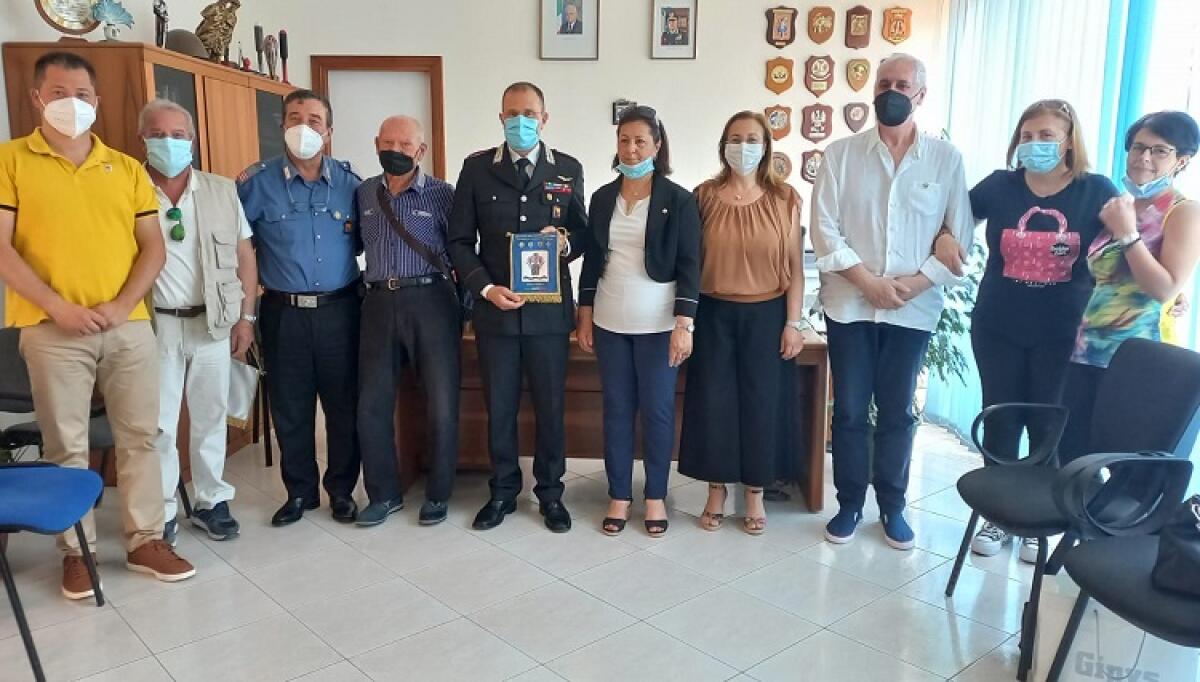 L'associazione Nastro Azzurro dona un labaretto all'Arma dei carabinieri - I componenti dell'associazione hanno fatto visita al colonnello Boracchia