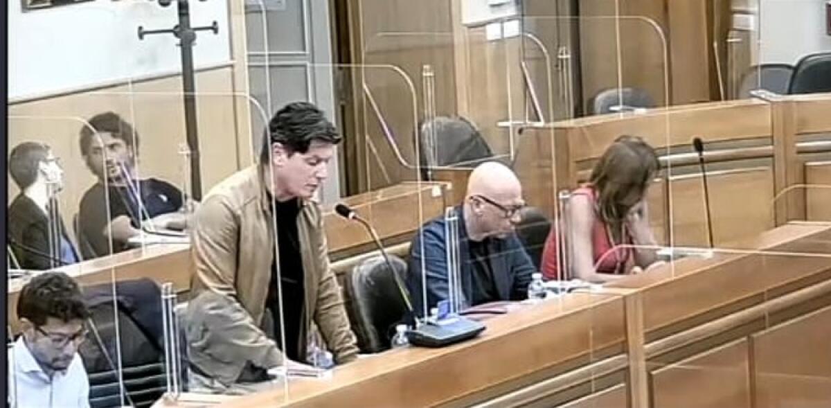 Pro-Greco stoppano mozione su incarichi, no a "Liberamente": sì onorificenza a carabiniere - Consiglieri di opposizione durante i lavori d'aula