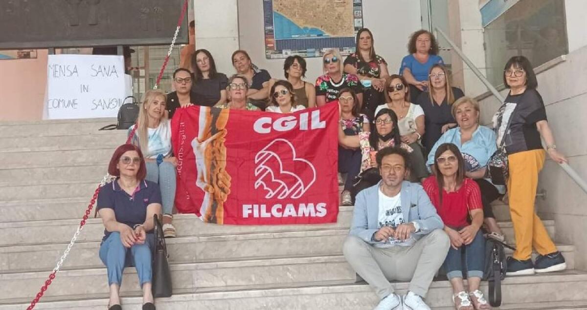 Prosegue il sit in delle lavoratrici della refezione, "tempi certi sono indispensabili" - Il sit in delle lavoratrici