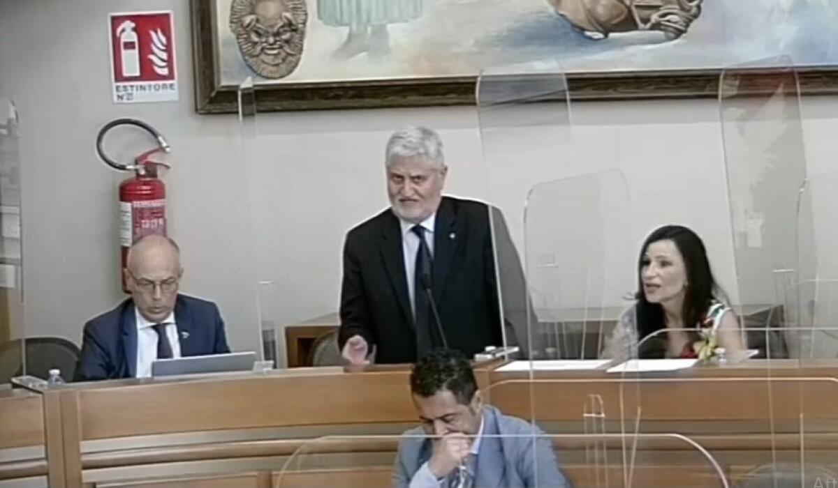 Impianto rifiuti, dem lavorano ad interrogazione: "Intervenga il ministero" - Arancio nel corso del monotematico