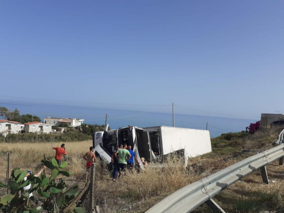 Grave incidente sulla Gela-Licata, un mezzo pesante in una scarpata - Il mezzo finito nella scarpata (foto quilicata.it)