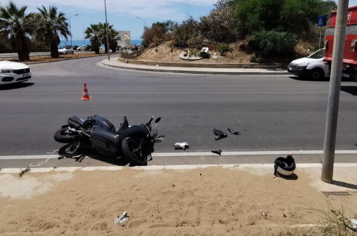 Schianto sul lungomare, scooterista trasferito in ospedale - 