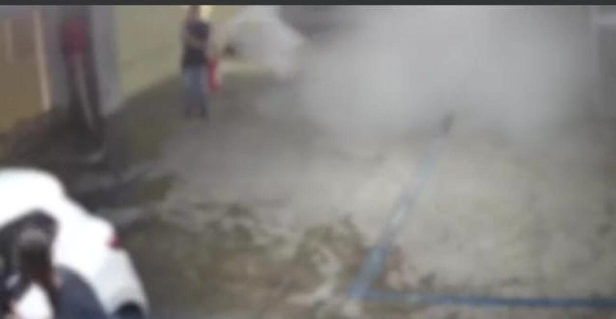 Ancora i vandali, illuminazione sabotata a Macchitella e danni continui al parcheggio Arena - La videosorveglianza del parcheggio Arena ha ripreso anche l'ultima incursione