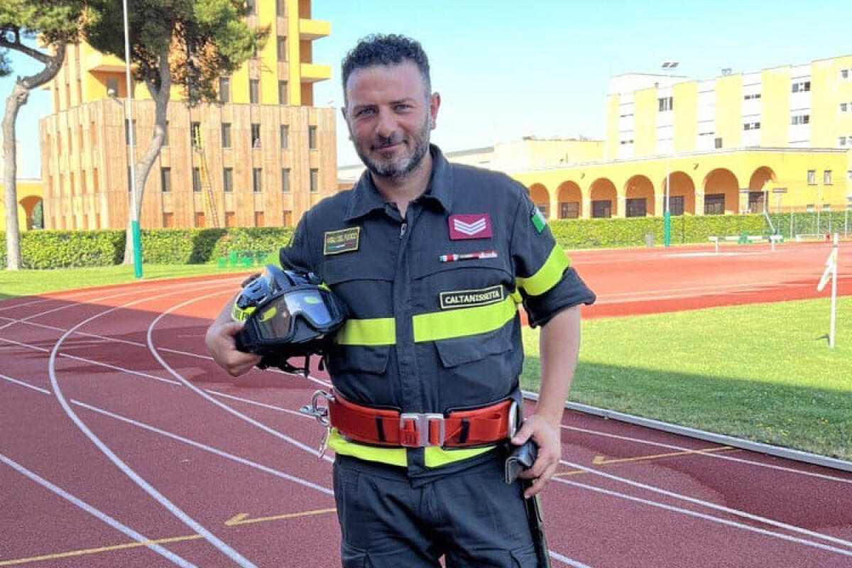Festa della Repubblica, Dario Sammartino è la "voce" dei vigili del fuoco a Roma - Nlla foto: Il vigile del fuoco coordinatore, Dario Sammartino.