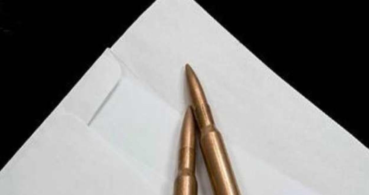 Proiettili sul parabrezza dell'auto, voleva intimidire il creditore: scatta una misura - 